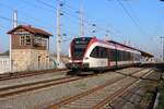 In der herrlichen Herbstsonne vor blauem Himmel fährt am 22.10.2024 der 5063 012 als S61 8565 von Graz Hbf über Lieboch nach Wies-Eibiswald hier beim verlassen des Bahnhofs Deutschlandsberg.