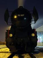 Am 13.2.2005 zog die Brenner&Brenner Lok 52.1227 einen GmP von Graz nach Wies - die Aufnahme entstand in den frhen Morgenstunden desselbigen Tages in der Traktion des Graz-Kfalcherbahnhofes