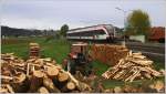 Fleiig gearbeitet wurde am 21.4.2012 in Kppling, whrend im Hintergrund GKB GTW 63.10 als R 8414 (Kflach Graz-Hbf) in die Haltestelle einfhrt.