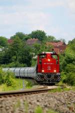 Am 27.Juni 2013 haben die beiden Lokomotiven der Reihe 1500 der Graz Kflacher Eisenbahn das Entladen des Perlkieszuges in der Anschlussbahn Leibenfeld beendet und rollen zurck nach Graz Gsting.