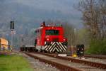 Fast schon Mittelalterlich ist der Anblick dieses Gespanns. Die brav Ihre Leistung bringende DM100.1 ( Ein Eigenbau der GKB) zieht 5  Bahnwagerl  aus dem Bahnhof Deutschlandsberg hinaus nach Graz. Es wird wohl der letzte  ZUG  dieser Art sein den man vor die Linse bekommt,denn die Xerl finden neue verwendung in der Werkstädte der Graz Köflacher Eisnbahn. 2.04.2014 