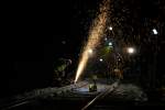 Man könnte meinen das es für die eintreffende Gleisbaumaschine ein Feuerwerk gibt. Erste Schweißstelle dieser Nacht am 4.05.2014