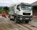 Erster Einsatz des Umgebauten Rola-Wagens (Saadkms) der GKB. Hier zu sehen die Verladung eines Spezial Lkw,s zur begrünung des Bahndamms entlang der 1,7 Kilometer langen Baustelle bei Deutschlandsberg. 1.Juli 2014 