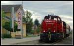 GKB 1700.1 mit ihrem VG bei der Durchfahrt der Haltestelle Plfing-Brunn am 26.5.2006. Frher einmal war Plfing-Brunn sogar ein Bahnknotenpunkt. Kurz nach dem Bahnhof zweigte die Sulmtalbahn nach Leibnitz ab. Heute sind nur noch die Geleise bis Gleinsttten erhalten geblieben. Durch diese Anschlussbahn nach Gleinsttten werden heute noch ein Sgewerk in Gasselsdorf, die Landwirtegenossenschaft Gleinsttten, und die Firma Ziegelwerk Gleinsttten bedient. Der Kesselwaggon, der hinter dem Dienstwaggon hngt, war an diesem Tag fr die Landwirtegenossenschaft Gleinsttten bestimmt.