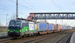 LTE Logistik und Transport GmbH, Graz [A] mit der ELL Vectron  193 261  [NVR-Nummer: 91 80 6193 261-5 D-ELOC] und Taschenwagenzug Richtung Rotterdam am 17.12.19 Bf.