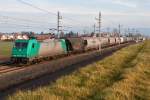 185 609 ist mit einem Getreidezug auf der Franz Josefs Bahn in Richtung Tulln unterwegs.