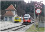Ein direkter Zug ab Lindau Hbf wird mit 4024 035-0 ins Montafon gefahren. In St.Anton im Montafon gkreuzt er hier den ES 10.221 mit ET 10.121. (30.03.2010)