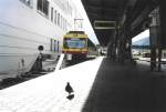 Eine Garnitur der Montafonerbahn und im Vordergrund eine Taube am 7.6.03 in Bludenz.