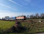 Pro Lok 1142.635 ( 9180 1142 635-3 D-PLOK ) ex.ÖBB vor Moosburg an der Isar mit einem Dieseltriebzug am Haken in Richtung Landshut am 26.11.2024