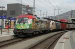 470 505 (Gysev) und 182 520 (WLB) fahren mit Z43623 am 16.04.2013 durch den Bahnhof Bruck/Mur.