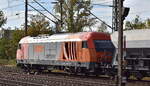 RTS Rail Transport Service GmbH, Graz-Werndorf [A] mit ihrer  2016 907  [NVR:  92 81 2016 907-5 A-RTS ] mit firmeneigenen Schotterwagen + P&T MFS Materialförder- und Silowagen von eurailpool am 08.10.24 Durchfahrt Bahnhof Schönefeld b. Berlin.