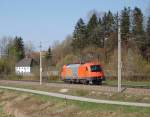 Beim Warten auf einen Gterzug ist mir  am 11.04.2009 vllig berraschend die  1216 902 bei Wartberg/Kr vor die  Kamera gefahren.