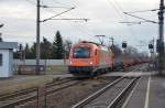 1216 901 der RTS fahrt mit einem Gterzug durch die Haltestelle Rannersdorf-Lanzendorf in Richtung Wien und wird in Krze den Zentralverschiebebahnhof Kledering ereichen. 18.2.2012