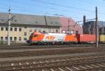 1216 901-9 von RTS zieht am 06. August 2013 einen Containerzug durch Linz in Richtung Amstetten.