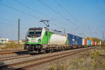 SETG 187 302 mit einem Containerzug nach Hof am 24.10.2024 kurz hinter dem Zwickauer Hbf über dem Olzmanntunnel.