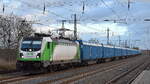 SETG - Salzburger Eisenbahn Transport Logistik GmbH, Salzburg [A] mit ihrer  487 001-0  [NVR-Nummer: 91 85 4487 001-0 CH-SRA] und einem Holzhackschnitzel-Containerzug Höhe Bahnhof Saarmund am 02.01.25