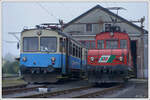 Triebwagen ET 1 und Elektrolok E 41 der Steiermarkbahn warten am 23.10.2021 vor der Lokhalle in Feldbach auf ihre bevorstehenden Fotozugeinsätze. Bild wurde im Zuge einer Fotoveranstaltung auf nicht öffentlichem Betriebsgelände unter Aufsicht und Genehmigung der Betriebsleitung gemacht. 