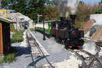 Im Bahnhof Wisach stehen im August 2024 die U44 und die U8 der Steiermärkischen Landesbahn mit einem Sonderzug zu einer lokalen Buschenschank und warten auf die Abfahrt Richtung Brunn am Berg.