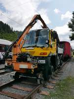 Zweiwege-Unimog U400 der Steiermärkischen Landesbahnen im Bahnhof Übelbach anlässlich einer Fahrzeugausstellung zur 100-Jahr-Feier der Strecke Peggau-Übelbach, 04.08.2019 