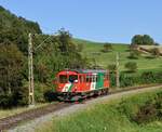 Am 14. September 2020 als ET 2 als R8610 bei Hofstätten in Fahrtrichtung Feldbach unterwegs war, schien  die Welt auf der Gleichenbergerbahn noch  in Ordnung , doch damals schwebte schon das Damoklesschwert in Form der baldigen Einstellung über ihr . Seit dem 31.12.2020 gibt es keinen planmäßigen Personenverkehr mehr auf der 21,214 km langen Strecke, und so befindet sich der  Dschungelexpress  im Dornröschenschlaf und wartet auf eine Renaissance des Bahnbetriebs im Vulkanland.