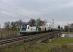 1216 960 mit einem Getreidezug am 14.04.2013 auf der Isarbrcke in Plattling.