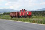 Die DE 2 der STLB bei Verschubarbeiten bei KM 12,0 der Landesbahn Gleisdorf - Weiz, im Vordergrund ist die neue (Bauarbeiten noch nicht abgeschlossen) Umfahrungsstrae Preding - Weiz zu sehen, Die DE