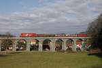 20126 901 fährt am 29.02.2015 mit einem Güterzug über den Murtalbachviadukt der Wechselstrecke.