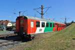 In der Steiermark hat es noch weitere ehem. Schweizer Fahrzeuge, u. a. dieser Mitteleinstiegswagen ex. SBB, abgestellt in Feldbach/Raab Landesbahn. In der Schweiz sind diese Wagen seit den 90er Jahren ausrangiert, bei der StLB verkehrt er noch heute gelegentlich, 10.07.2015.