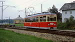 Der frühere  Extertaler  ET 20.109 von Stern & Hafferl fährt im Sommer 1980 aus Bürmoos in Richtung Trimmelkam aus. Das Gleis links gehört zur Strecke Salzburg - Lamprechtshausen der Salzburger Lokalbahn.