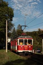 Am Nachmittag des 11.10.2011 fährt B4ET 23 111, als Kurs 143, durch Gmunden und wird gleich Gmunden Seebahnhof erreichen. 