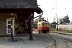 Idyllisch mit Telefonzelle und Postbushaltestelle präsentiert sich der Bahnhof St.