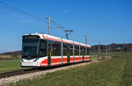 Mal was neues von der Traunseebahn, seit 12.03.2016 verkehren die neuen Vossloh Tramlink zwischen Gmunden Klosterplatz - Vorchdorf und haben großteils die IVB Flexity abgelöst, aufgrund vom Umfall ovn 123 bleibt IVB Flexity wohl bis Ende April in Vorchdorf um den dritten Kurs in der Früh bzw. als Reseve zu dienen. 

Vossloh Tramlink V3 122 als R 121 nach Gmunden Klosterplatz, Neuhub, 18.03.2016. 