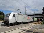 185 538-6 (TX-Logistik) quert mit einem Containerzug einen Bahnbergang bei der Wiener Reichsbrcke; 130829