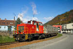 Bruck an der Mur. Für die Voestalpine Wire Austria GmbH fährt die 382.01, eine Baureihe D25B von Gmeinder. Am 30.10.2024 ist die zweiachsige Maschine mit leeren Güterwaggons auf dem Weg in den Bahnhof Bruck an der Mur, aufgenommen in der Bahnhofstraße.