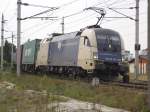 ES64U2-019 der Wiener Lokalbahnen AG kommt mit einem Containerzug aus Richtung Passau und biegt gerade in die Westbahn ein.