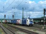 ES64U2-019 der WienerLokalbahnAG zieht einen Containerzug Richtung sterreich, Durchfahrt Passau Hbf.