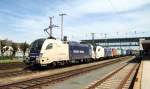 Zwei WLB Tauri (035 und 019)vor einem Containerzug nach Deutschland bei der Durchfahrt im Bahnhof Wels am 18.