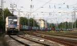 Einfahrt eines langen Containerzuges in den Hauptbahnhof Linz, gezogen von WLB Tauritandem 20 + 35.