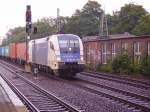 ES 64 U2-023 fhrt mit Container durch Hamburg-Harburg.