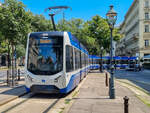 Badner Bahn Tw 506 nach Baden Josefsplatz an der Wiener Oper, 09.07.2023.