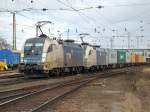 ES 64 U2-020 an der Spitze eines WLB-Tandems  fhrt am 16.02.2008 mit einem Containerzug in Wels durch.