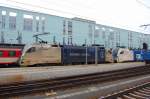 ES 64 U2-035, eingestellt bei Khne & Nagel durchfhrt in aberwitzigem Tempo mit Schwesterlok ES 64 U2-020 der Wiener Lokalbahnen die Personen-Bahnsteiggleise des Linzer Hauptbahnhofes.