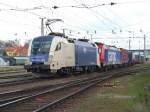 ES 64 U2-068 + eine kalte 482   mit einem Containerzug am 05.04.2008  bei der Durchfahrt in Wels.