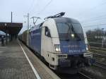 ES 64 U2-023 von WLB mit einem Conatinerzug am Gleis 8 des Bahnhofes Gttingen.