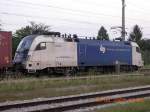 Eine Taurus-Lokomotive der Wiener Lokalbahnen AG wartet am 6.8.2008 mit einem Gterzug im Bahnhof Tulln an der Donau auf die Weiterfahrt.