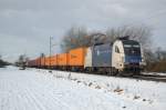 23.11.08, ES 64 U2-021 von den Wiener Lokalbahnen ist mit einem Containerzug auf dem Richtung Verden und durchfhrt grade die Schneeweie Landschaft bei Bremen-Mahndorf.