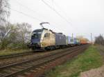 ES 64 U2-024 der WLB kommt mit einem Containerzug aus Hamburg-Waltershof durch Hamburg-Moorburg gefahren. Aufgenommen am 1.04.09 in Hamburg-Moorburg.