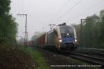 ES 64 U2 - 027 (Wiener Lokalbahnen AG) fhrt am 17. April 2009 um 9:21 Uhr mit einem GZ durch den nebligen und trben Morgen in Duisburg Neudorf