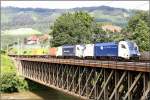 WLB Tandem, bestehend aus ES64 U2-021 & 035 fahren mit dem Containerzug 61451 ber die Murbrcke in Leoben.