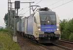 ES 64 U2-220 der Wiener Lokalbahn mit einem Containerzug , aufgenommen am 13.08.09 in Porz Wahn